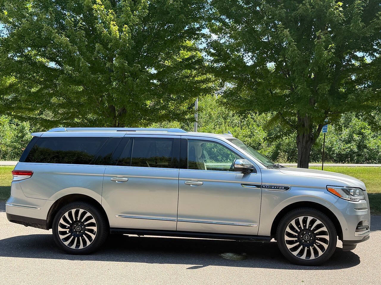 Used 2022 Lincoln Navigator L Black Label AWD/4WD image 3