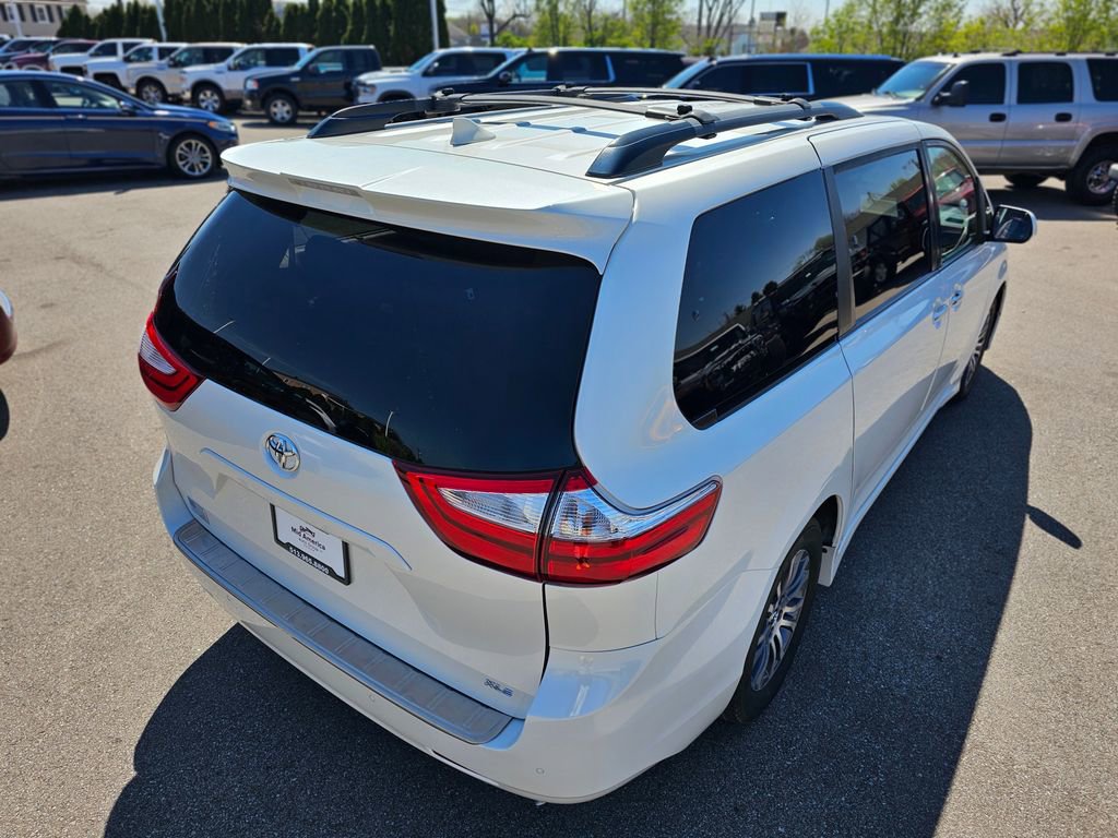 Used 2019 Toyota Sienna XLE w/ XLE Navigation Package image 17