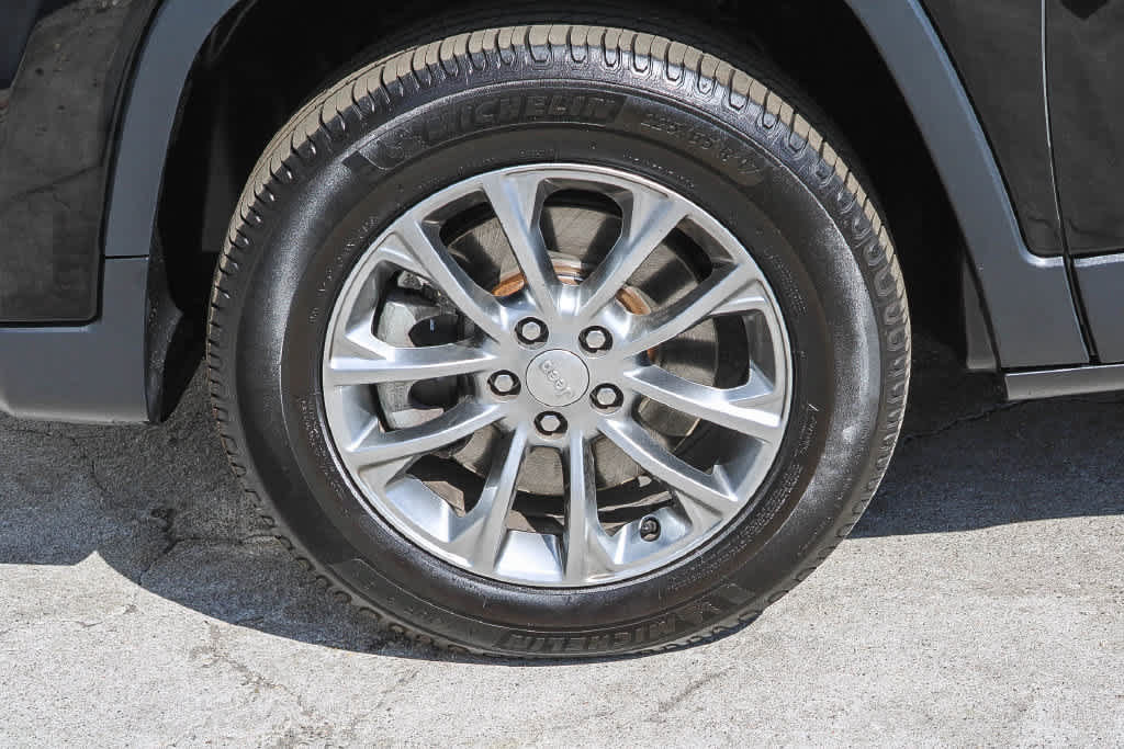 Used 2019 Jeep Cherokee Latitude Plus w/ Comfort/Convenience Group AWD/4WD image 9