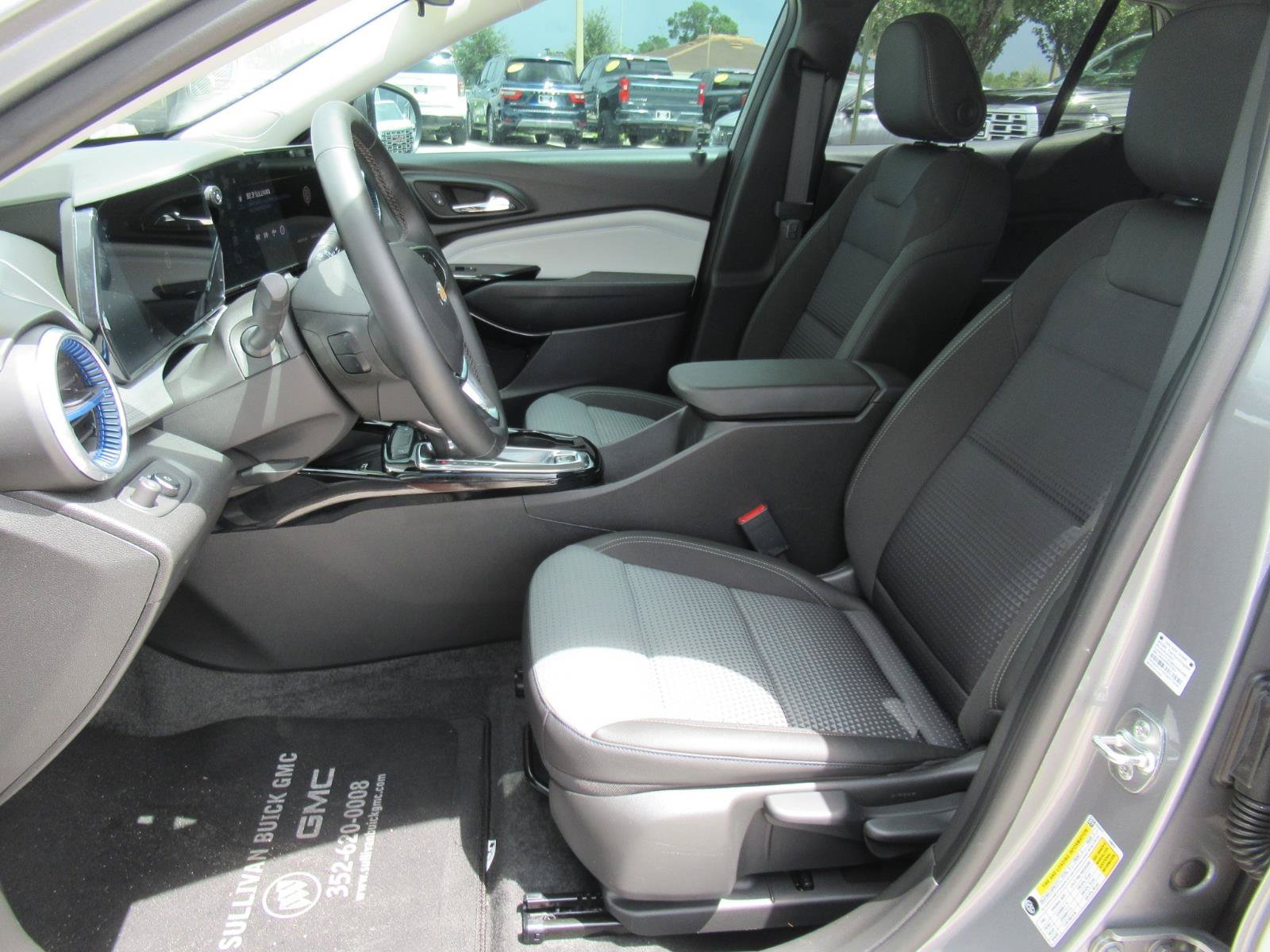 Used 2025 Chevrolet Trax LT w/ Sunroof Package FWD image 19