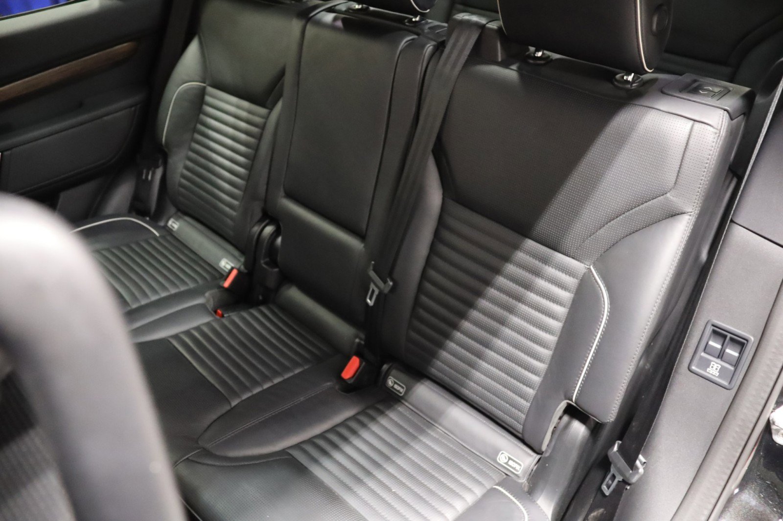 Used 2020 Land Rover Discovery HSE image 39