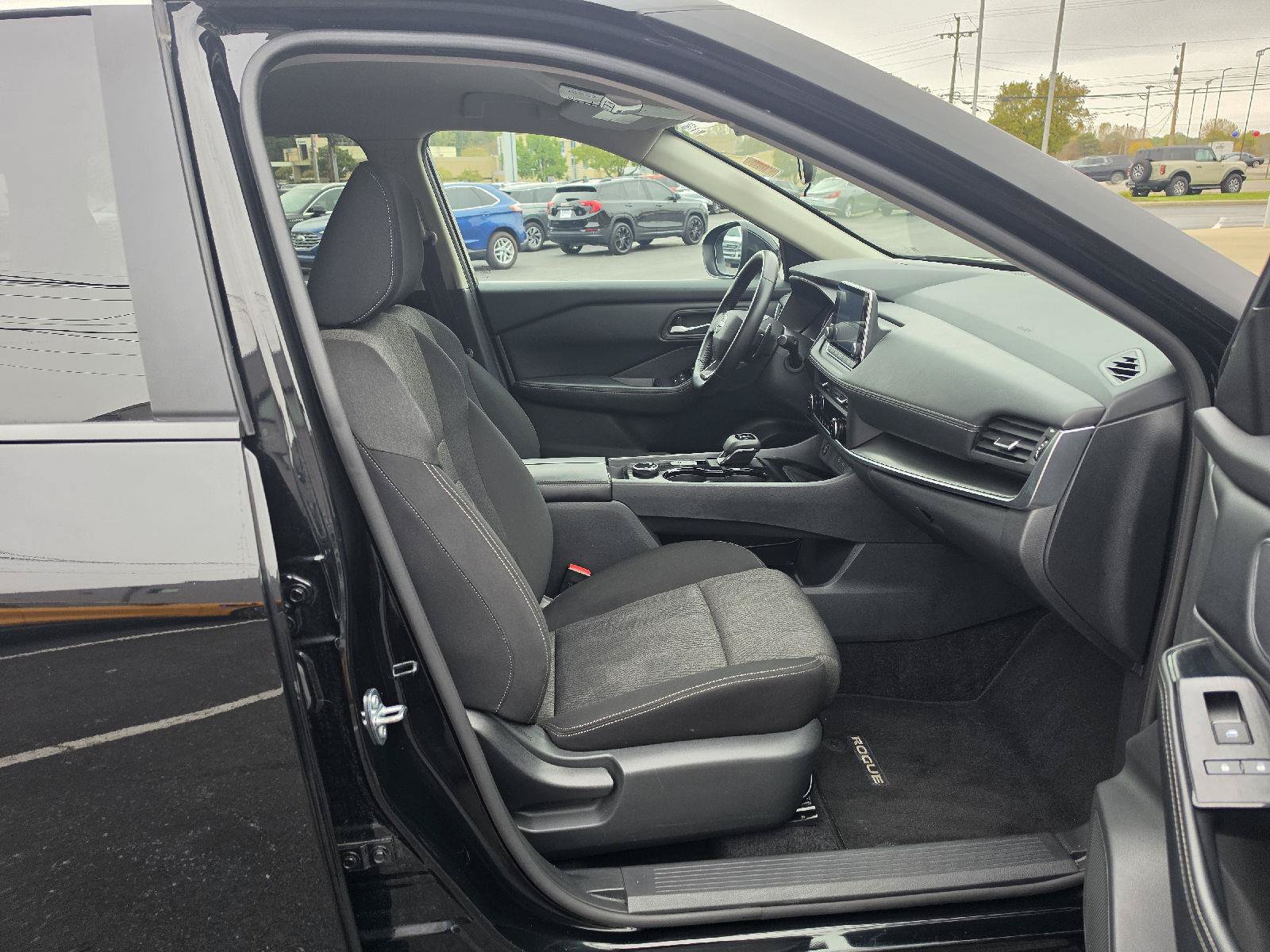 Used 2025 Nissan Rogue SV AWD/4WD image 7