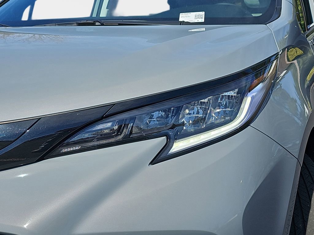 Used 2025 Toyota Sienna XSE AWD/4WD image 36