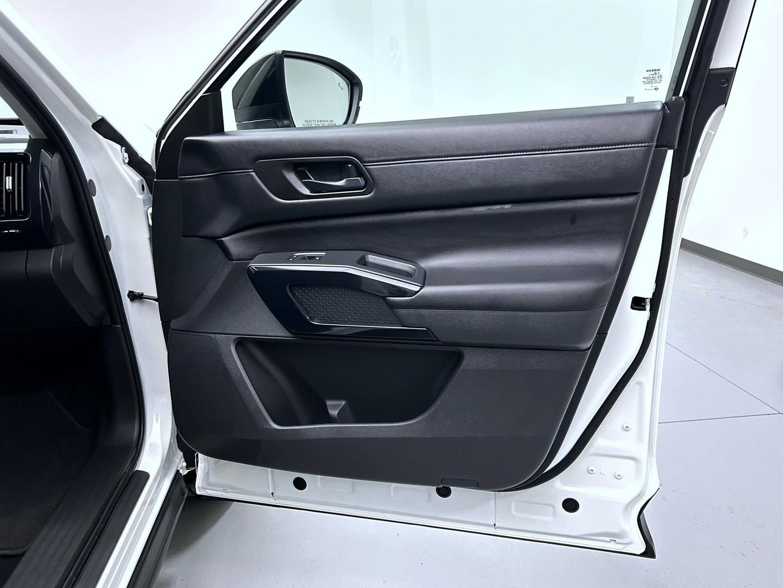 Used 2025 Nissan Pathfinder S image 16