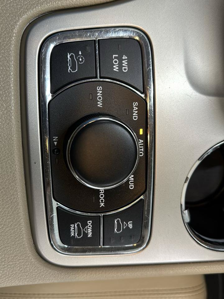 Used 2015 Jeep Grand Cherokee Overland AWD/4WD image 24