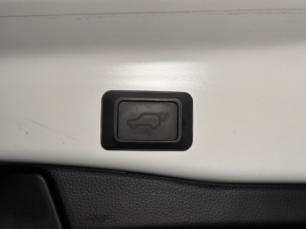 Used 2022 Toyota RAV4 XLE Premium AWD/4WD image 7