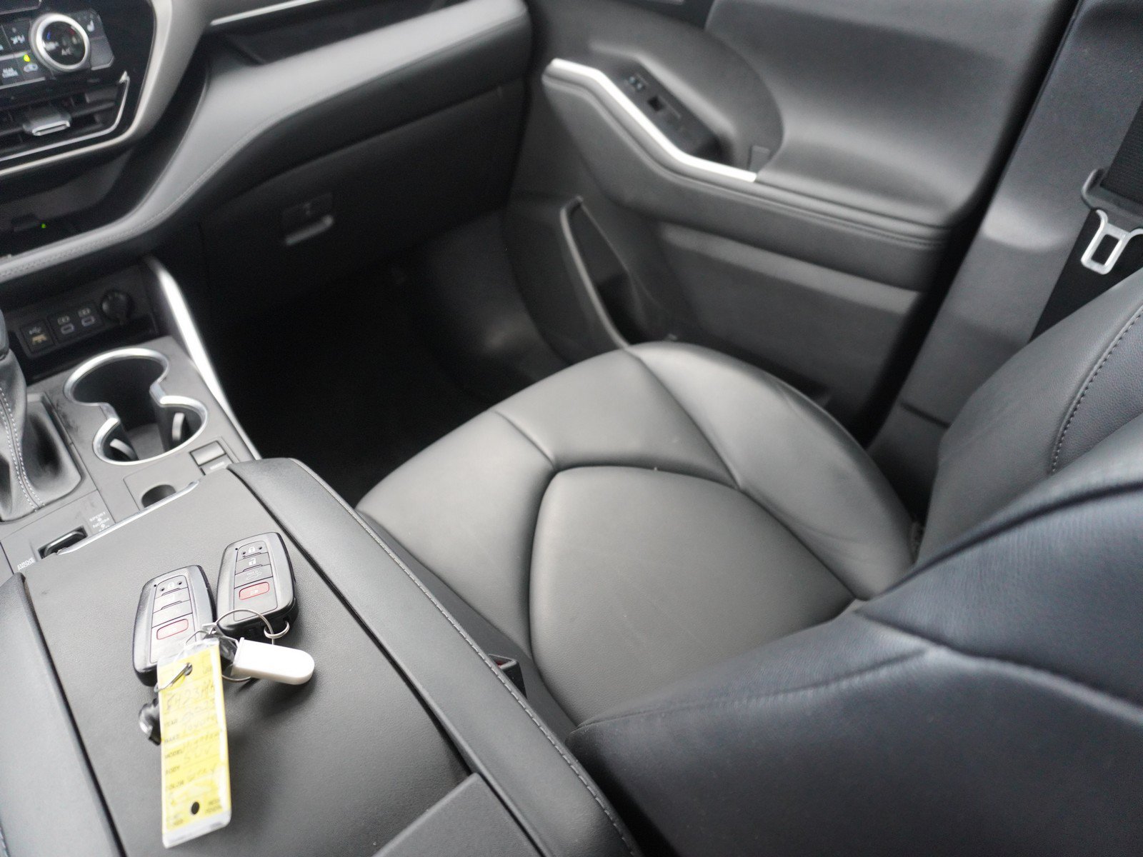 Used 2023 Toyota Highlander XLE FWD image 18