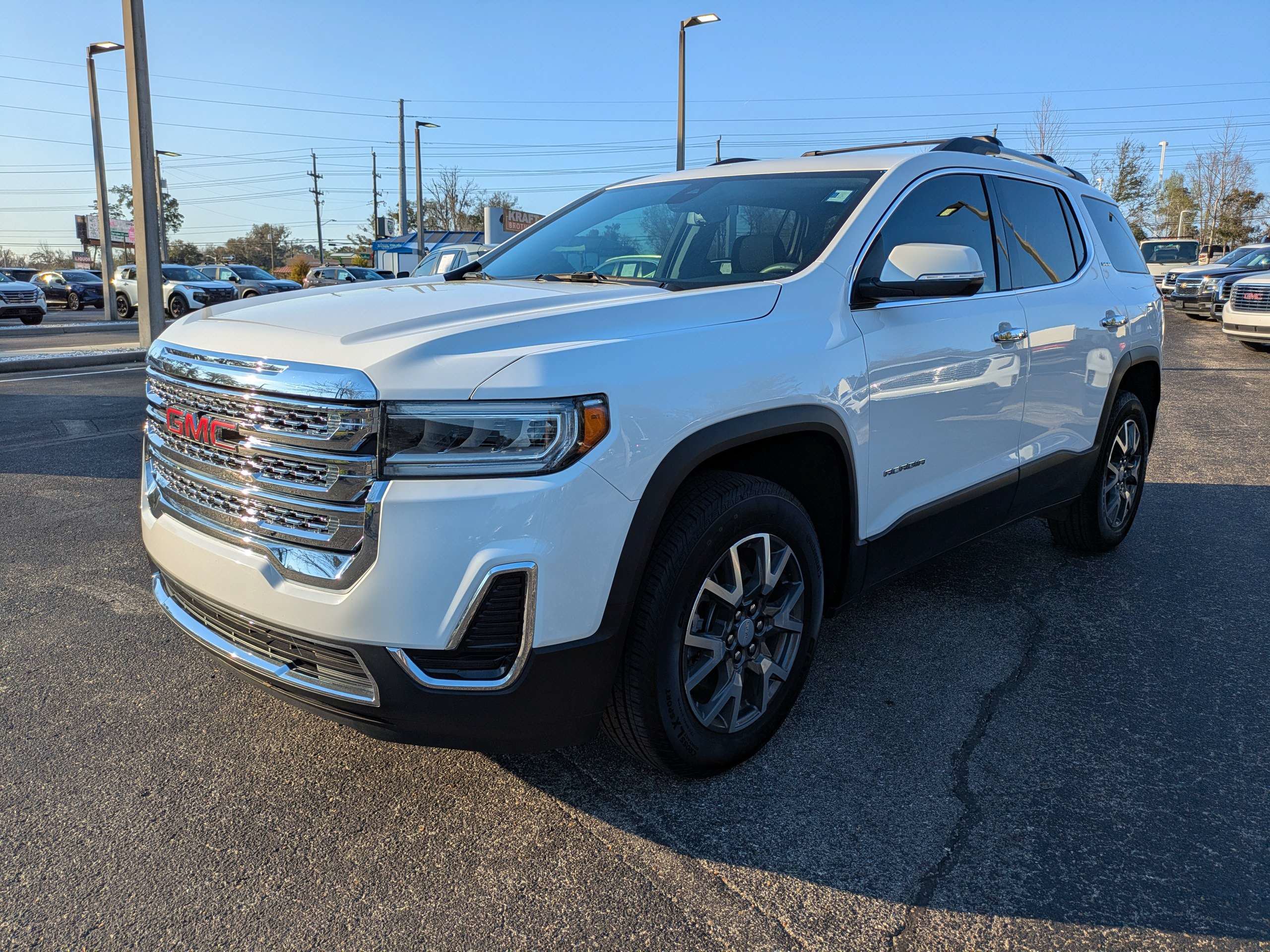 Used 2023 GMC Acadia SLE w/ Driver Convenience Package FWD image 8