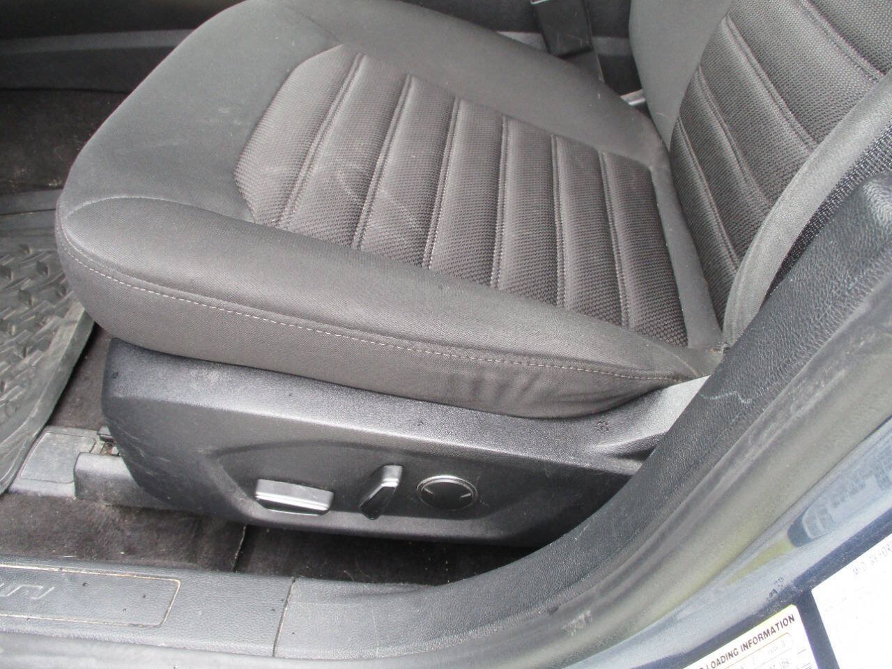 Used 2019 Ford Fusion SE FWD image 14