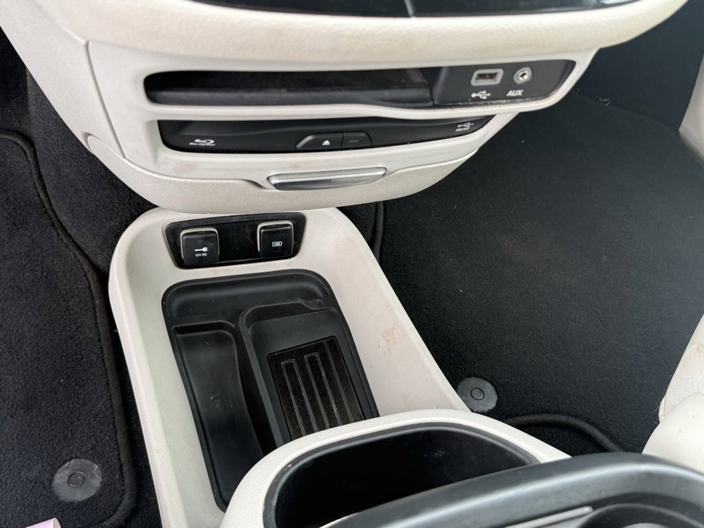 Used 2018 Chrysler Pacifica Limited image 25