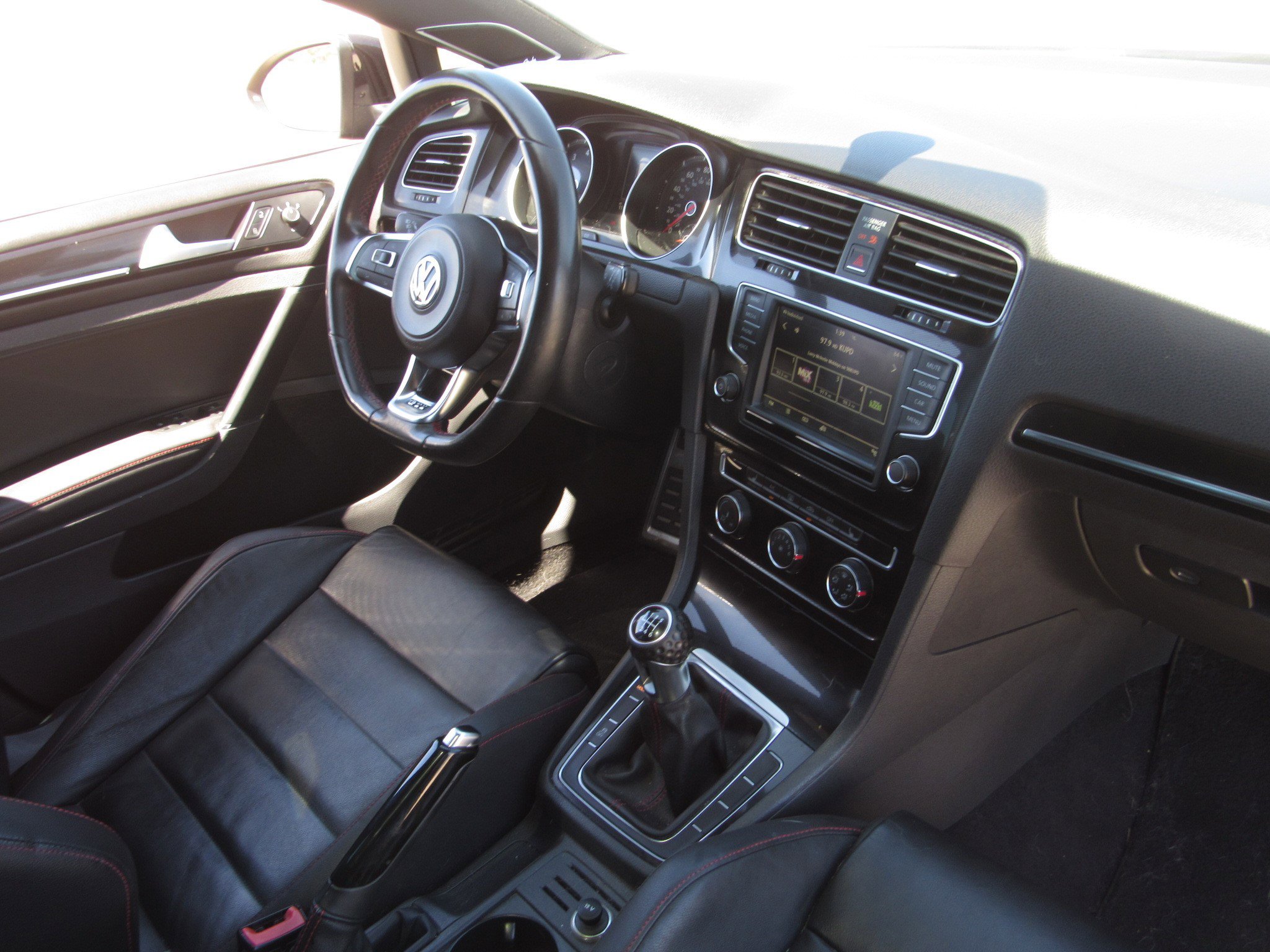 Used 2016 Volkswagen GTI SE image 9
