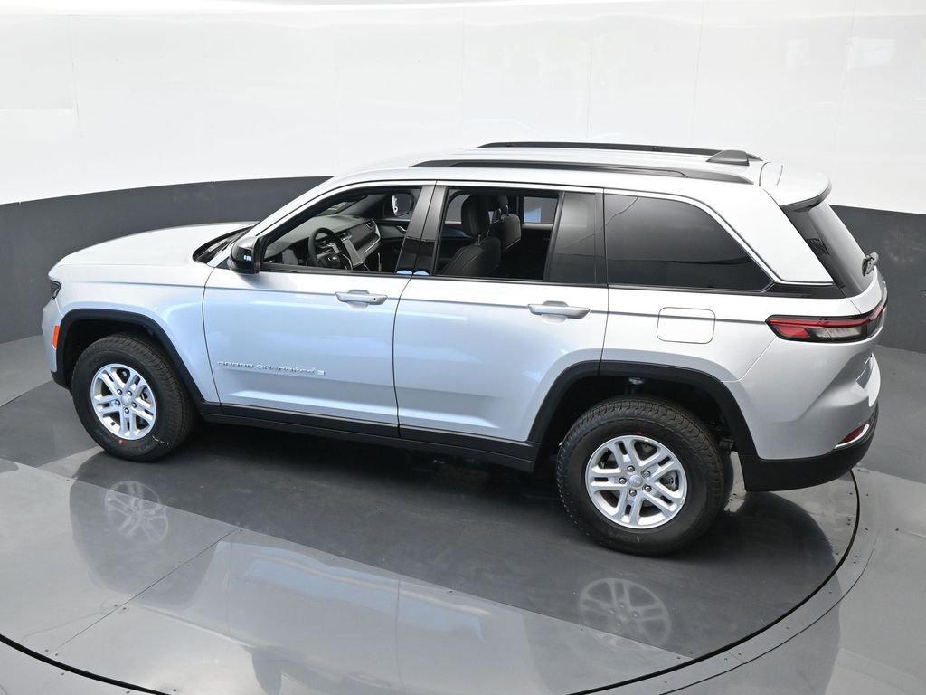 Used 2024 Jeep Grand Cherokee Laredo w/ Trailer Tow Package image 30