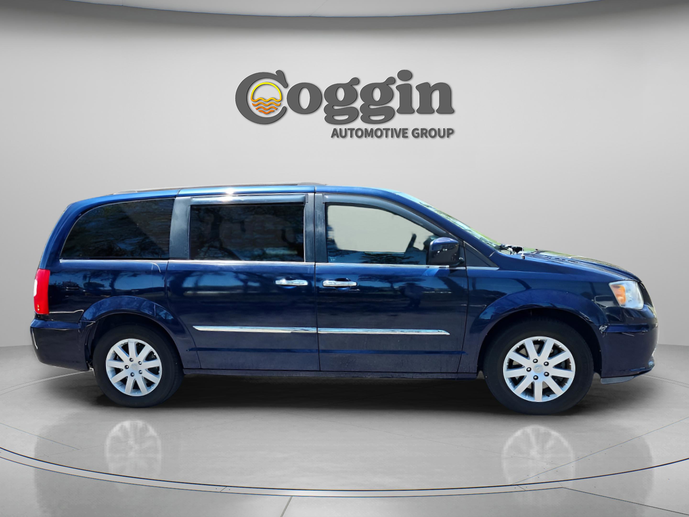 Used 2015 Chrysler Town & Country Touring w/ Driver Convenience Group FWD image 6