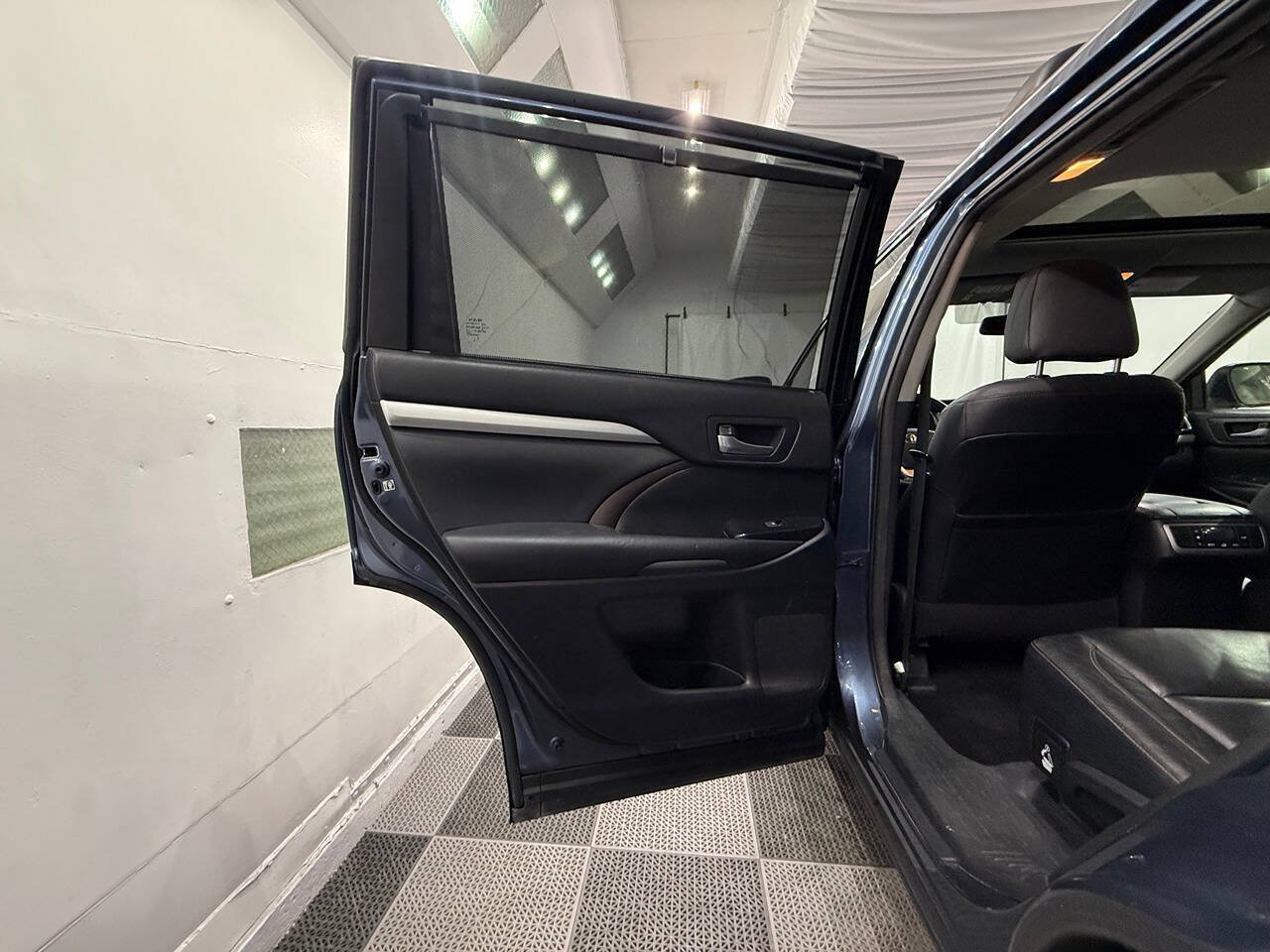 Used 2014 Toyota Highlander XLE AWD/4WD image 32