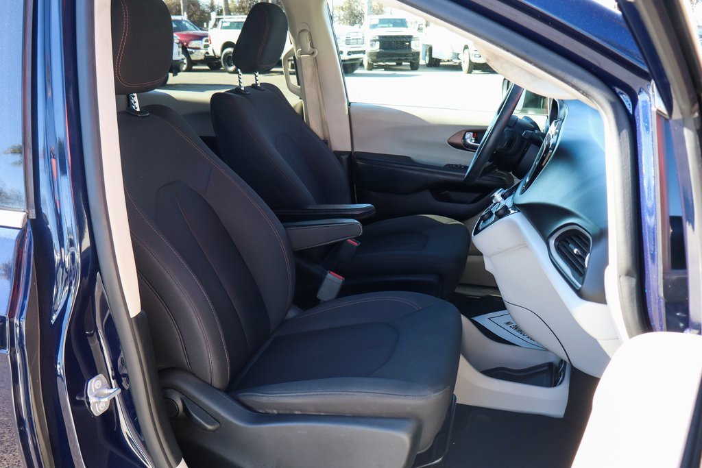 Used 2019 Chrysler Pacifica Touring image 37