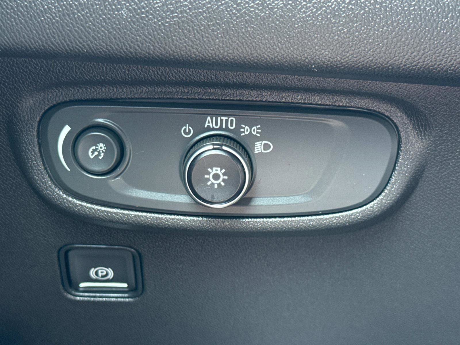 Used 2022 GMC Terrain SLE image 12