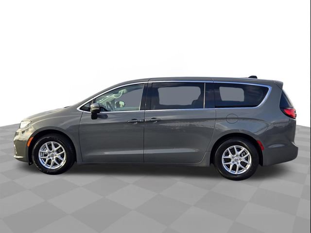 Used 2023 Chrysler Pacifica Touring-L FWD image 7