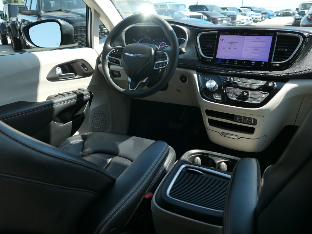 Certified 2023 Chrysler Pacifica Touring-L FWD image 25