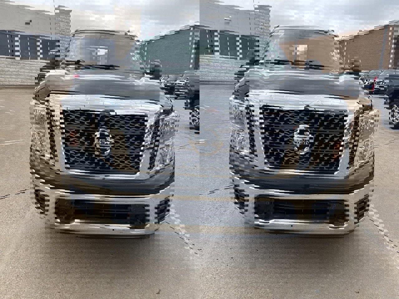 Used 2018 Nissan Titan SV w/ SV Convenience Package image 2