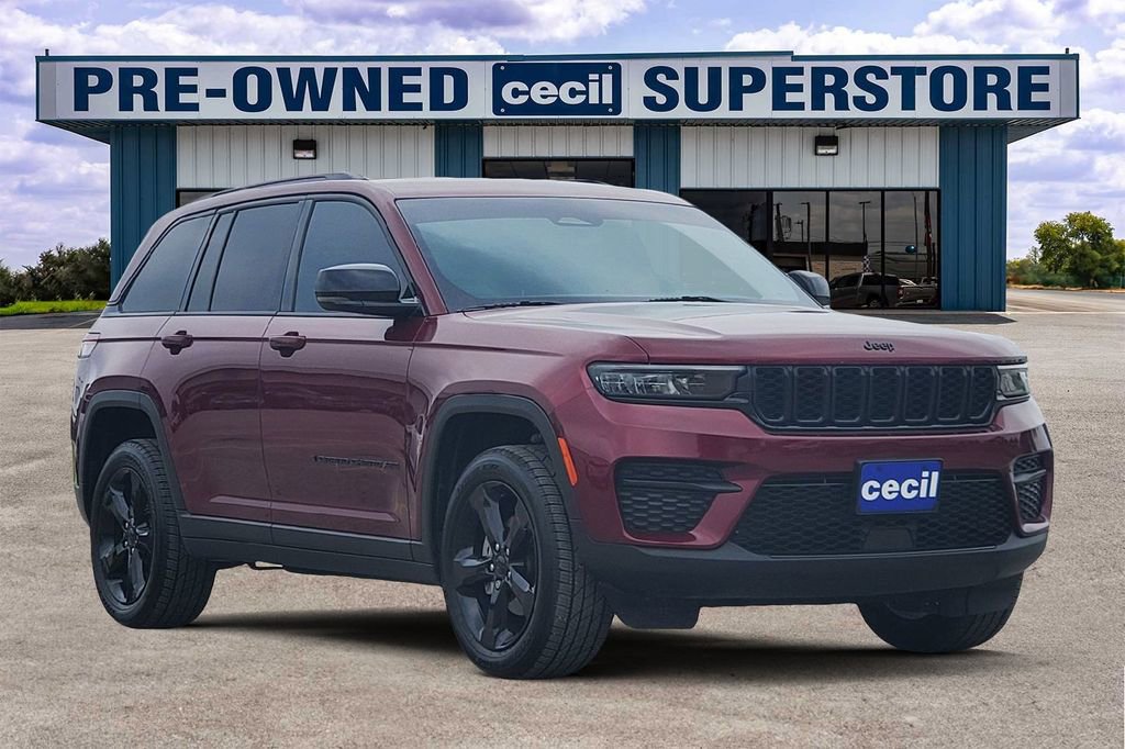 Used 2023 Jeep Grand Cherokee Altitude RWD image 1