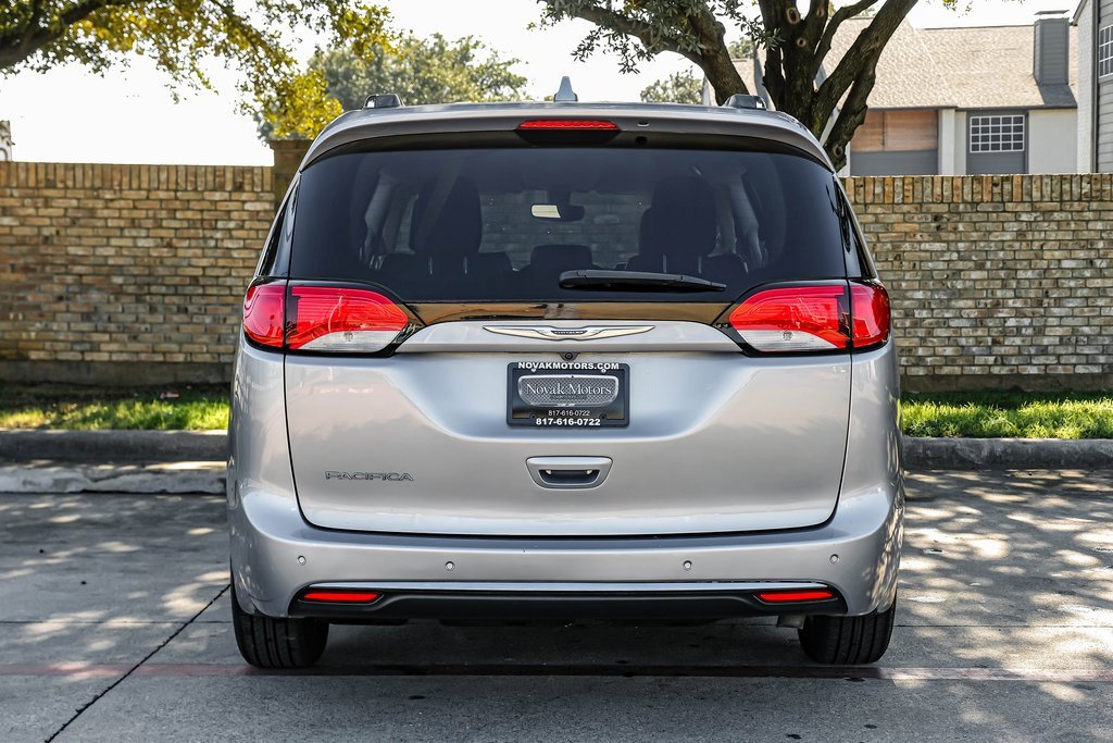 Used 2019 Chrysler Pacifica Touring-L image 16