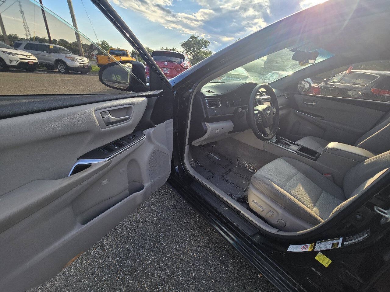 Used 2017 Toyota Camry LE FWD image 15