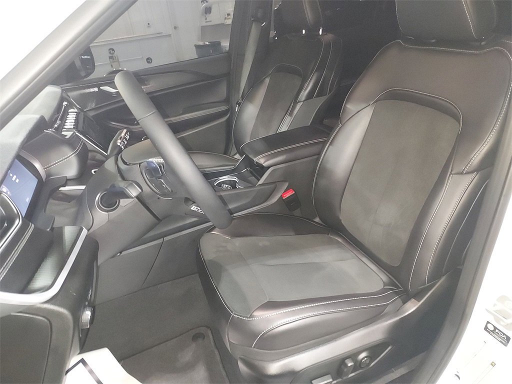 Used 2025 Jeep Grand Cherokee L Altitude image 17