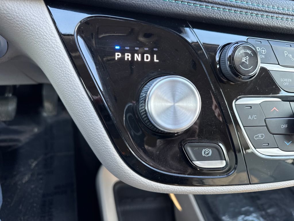 Used 2017 Chrysler Pacifica Platinum image 35