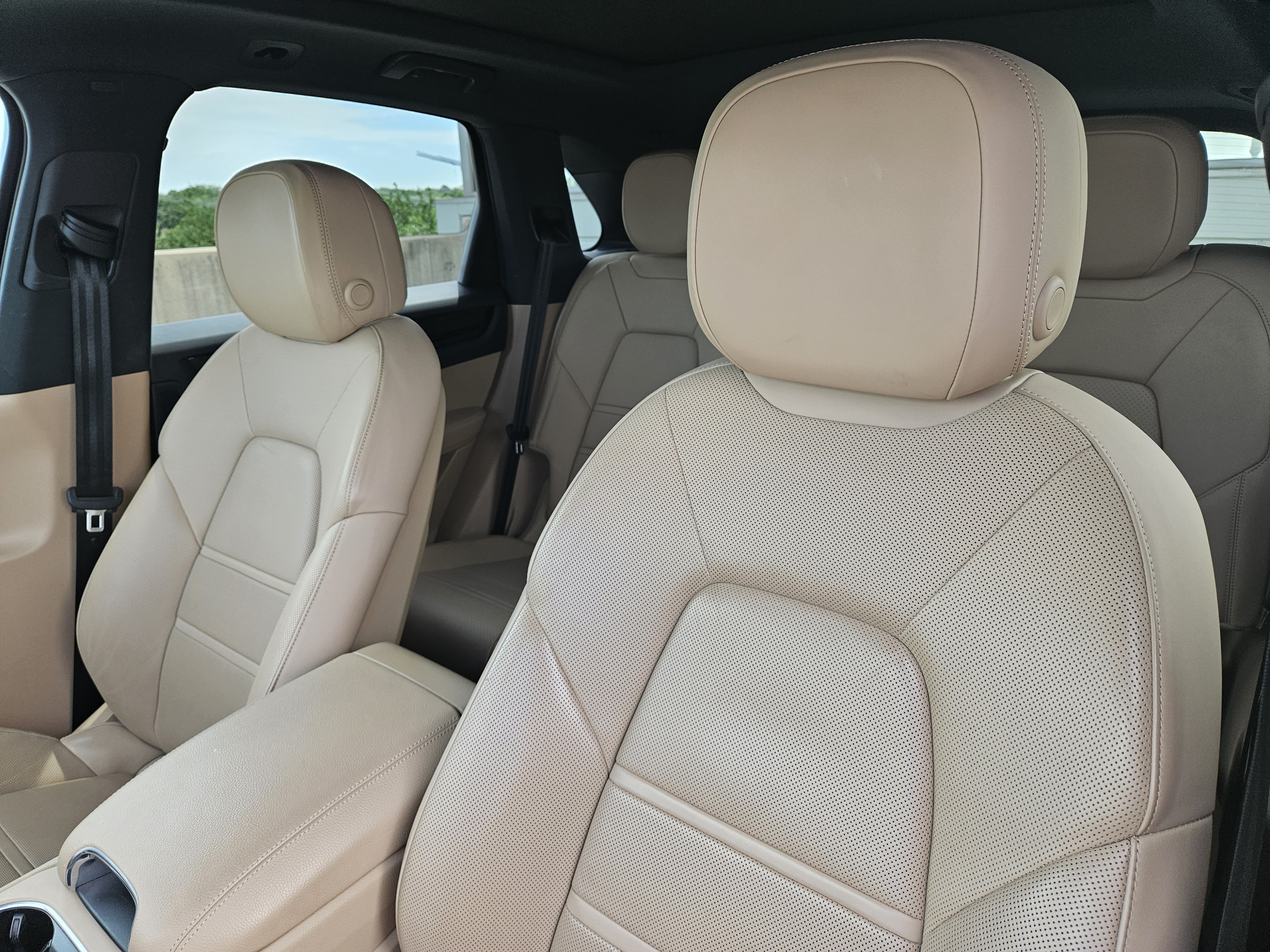 Certified 2022 Porsche Cayenne AWD/4WD image 6