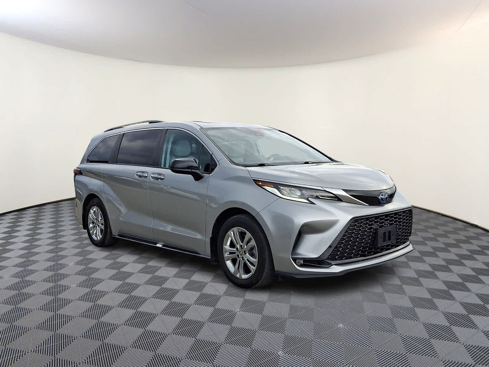 Used 2023 Toyota Sienna XSE w/ XSE Plus Package AWD/4WD image 4