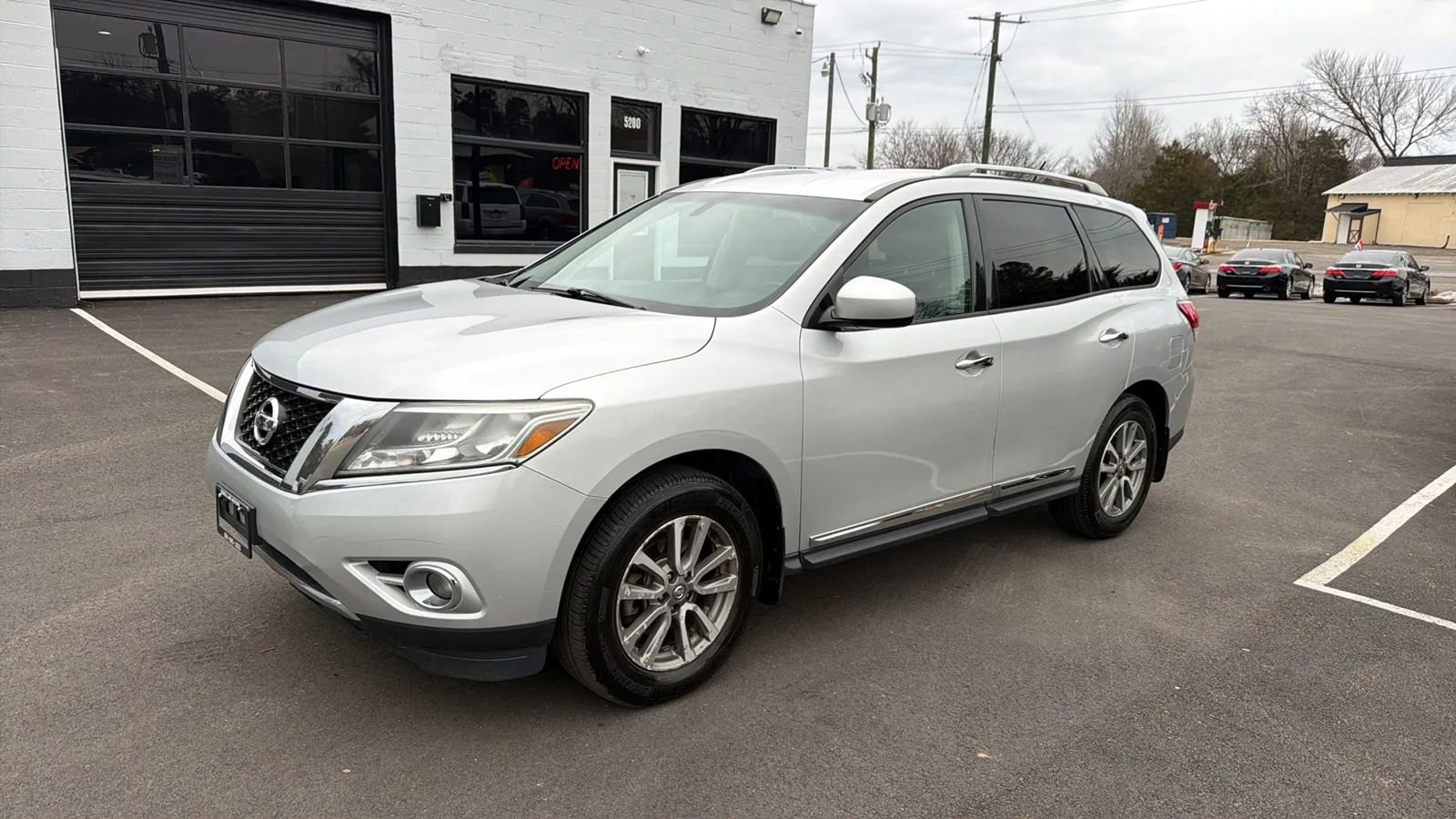 Used 2013 Nissan Pathfinder SL image 2