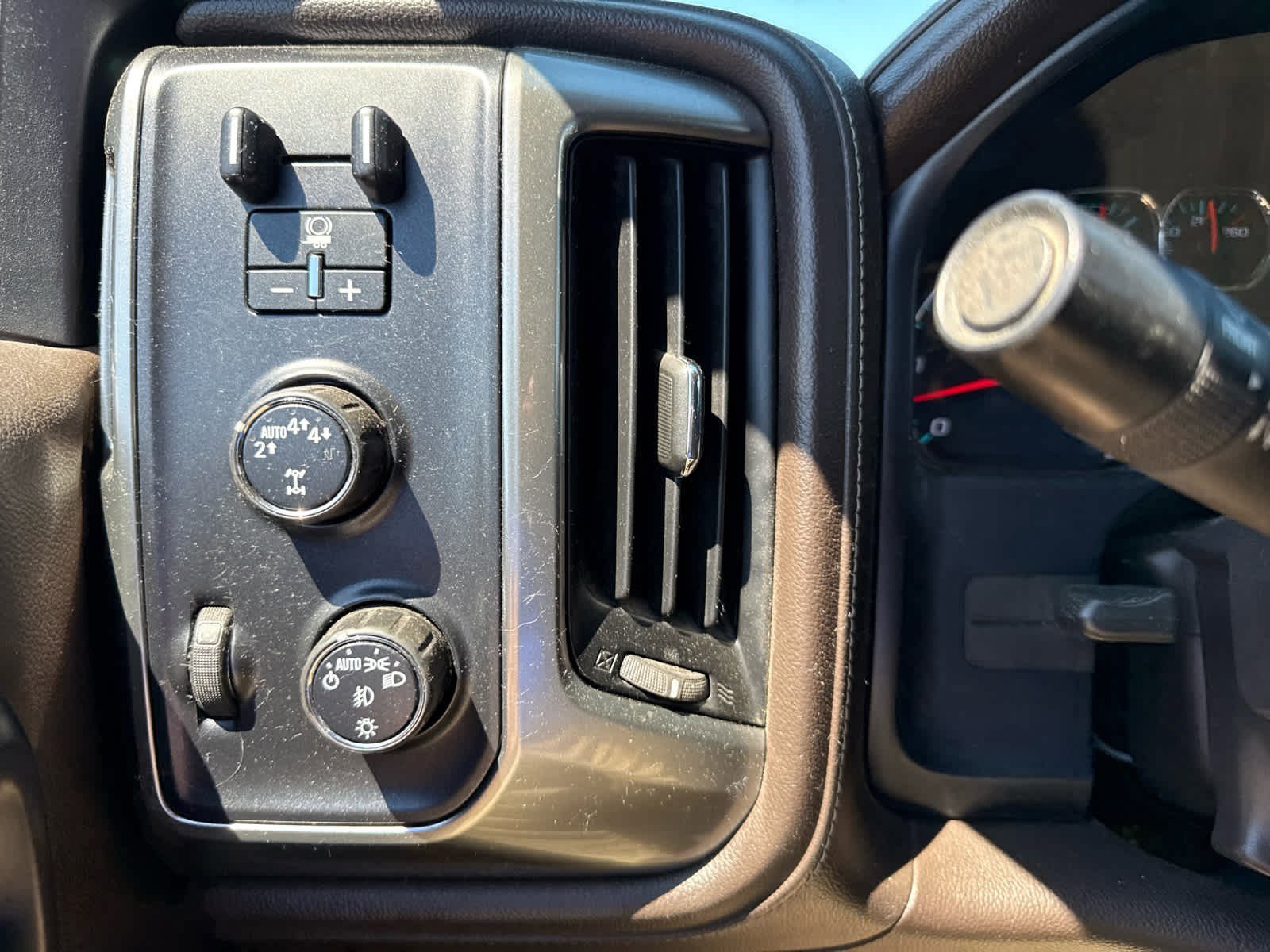 Used 2018 Chevrolet Silverado 1500 LTZ w/ Sport Package AWD/4WD image 11