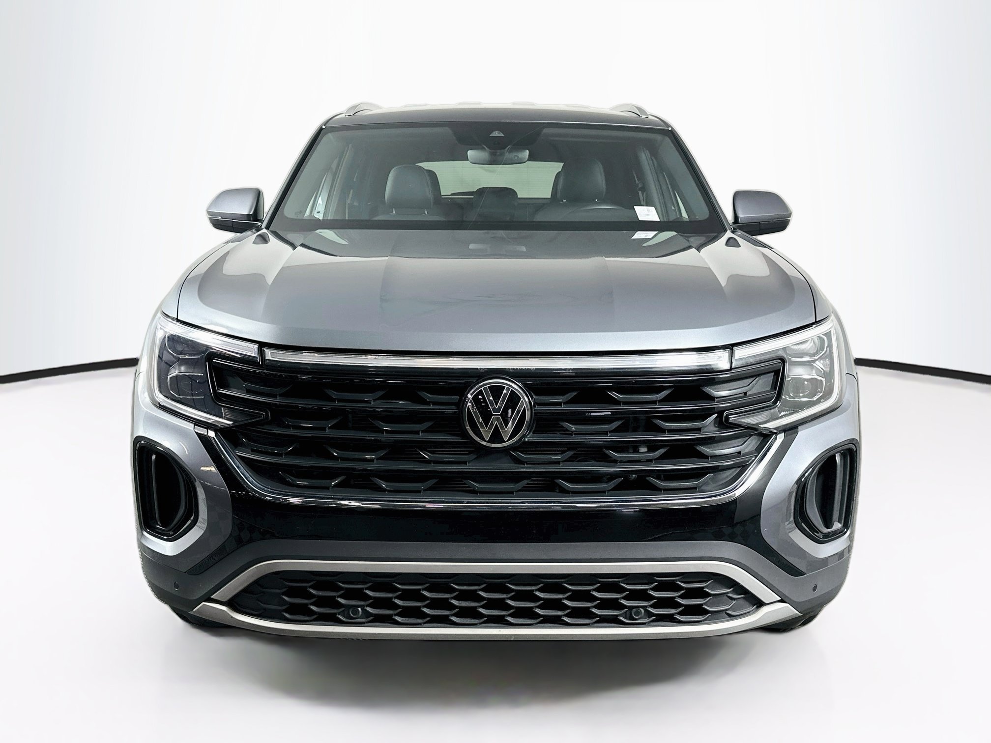 Used 2025 Volkswagen Atlas Cross Sport SE AWD/4WD image 2