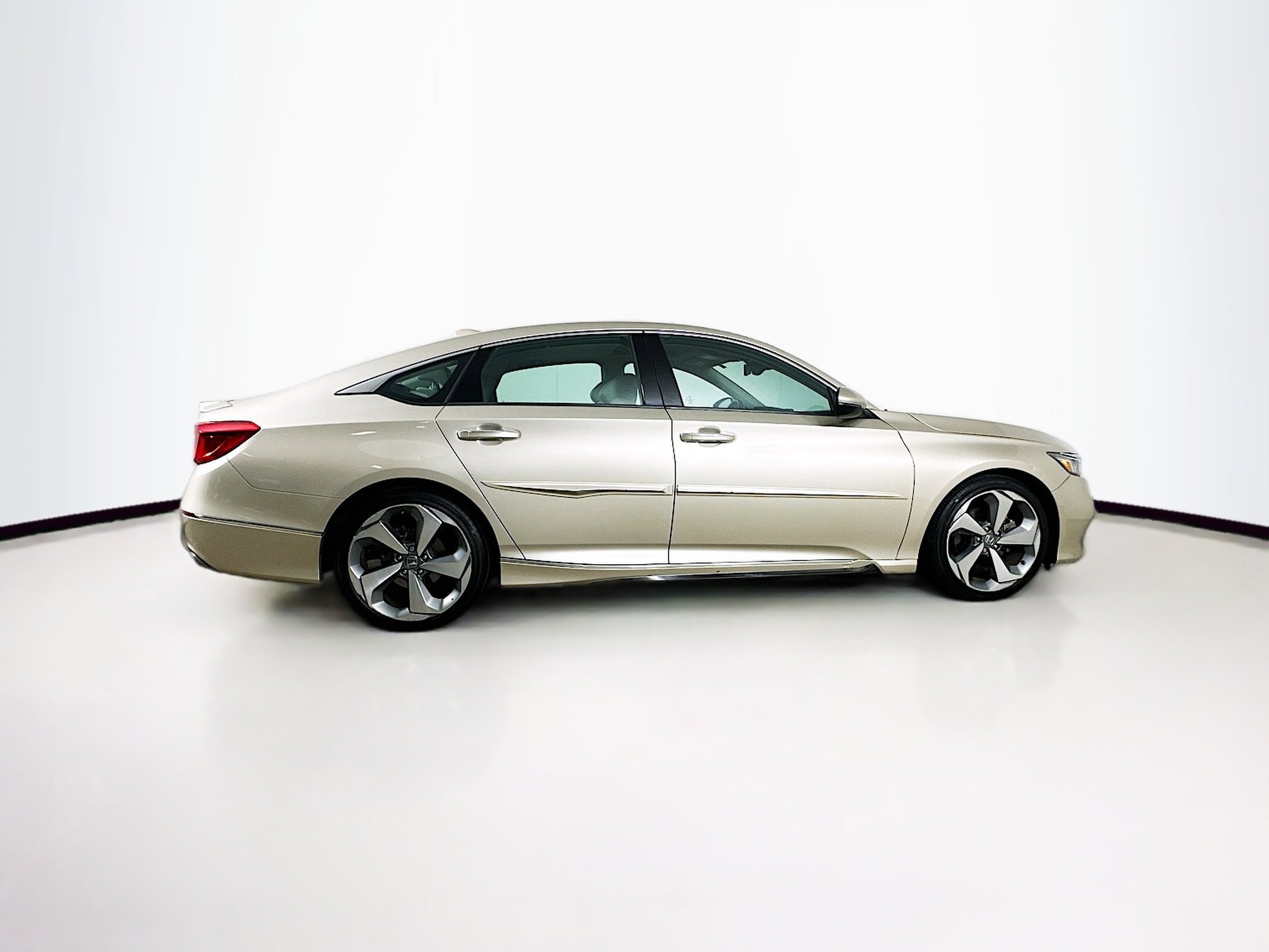 Used 2018 Honda Accord Touring image 10