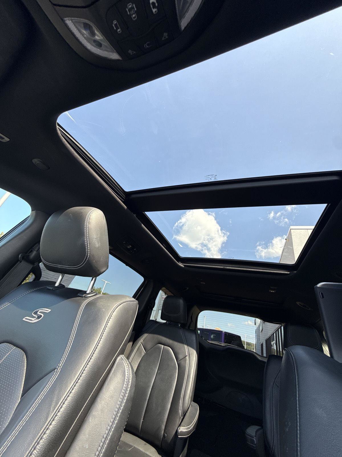 Used 2019 Chrysler Pacifica Touring-L Plus w/ Advanced Safetytec Group FWD image 19