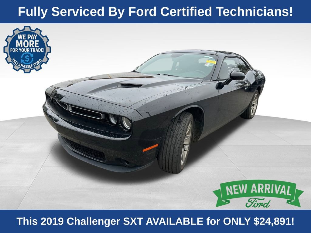 Used 2019 Dodge Challenger SXT image 1