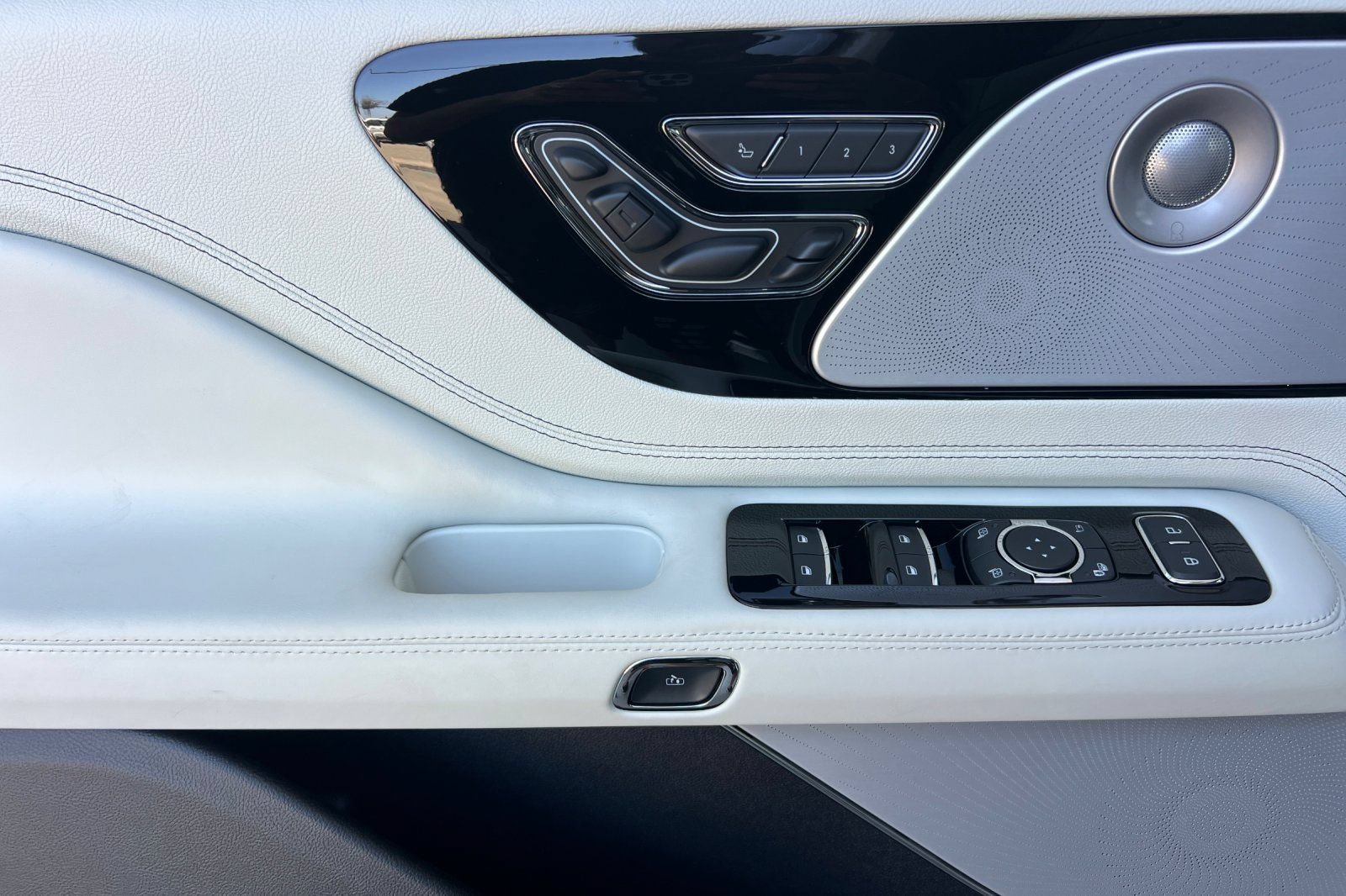 New 2026 Lincoln Aviator Black Label w/ Jet Appearance Package AWD/4WD image 8