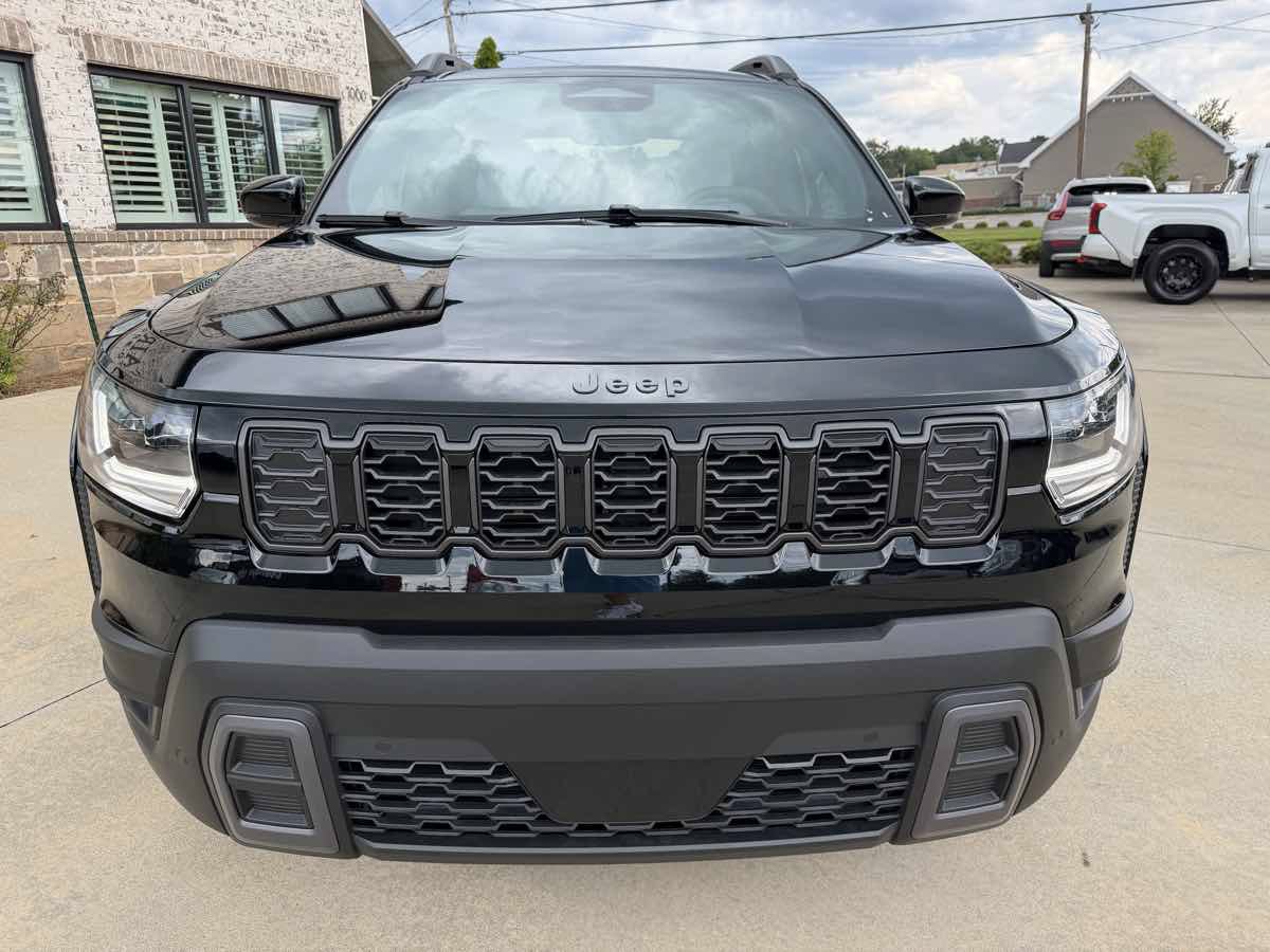 Used 2026 Jeep Cherokee Overland w/ Trailer Tow Group AWD/4WD image 3