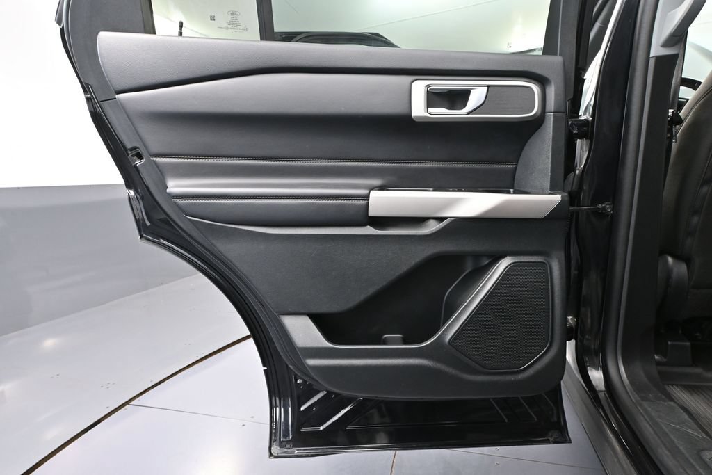 Used 2023 Ford Explorer XLT AWD/4WD image 33