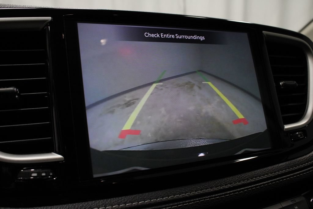 Used 2023 Chrysler Pacifica Touring-L FWD image 3