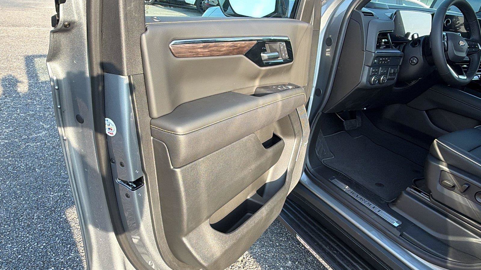 New 2026 Chevrolet Suburban Premier AWD/4WD image 15