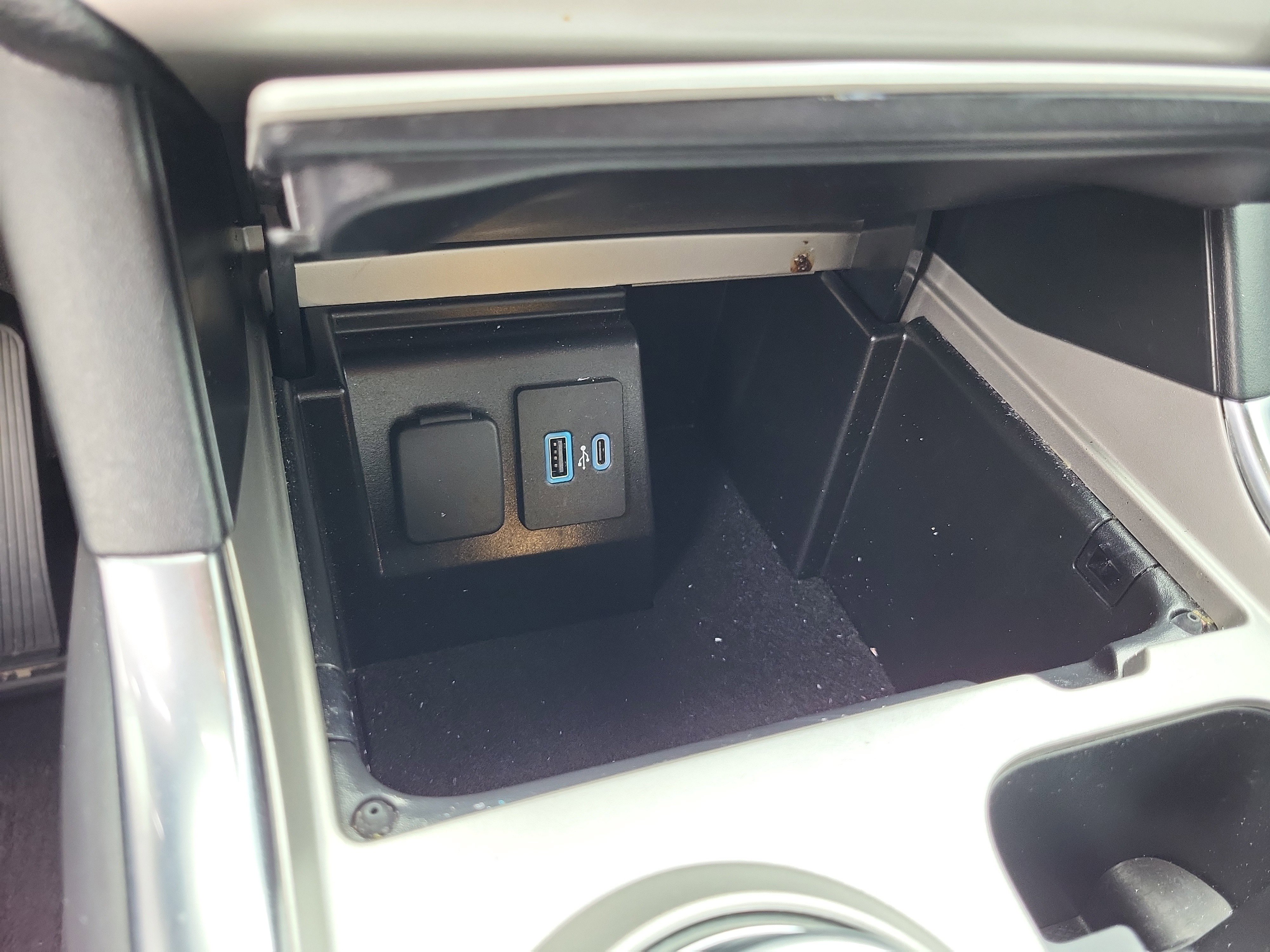 Used 2024 Ford Explorer XLT w/ Equipment Group 202A image 24