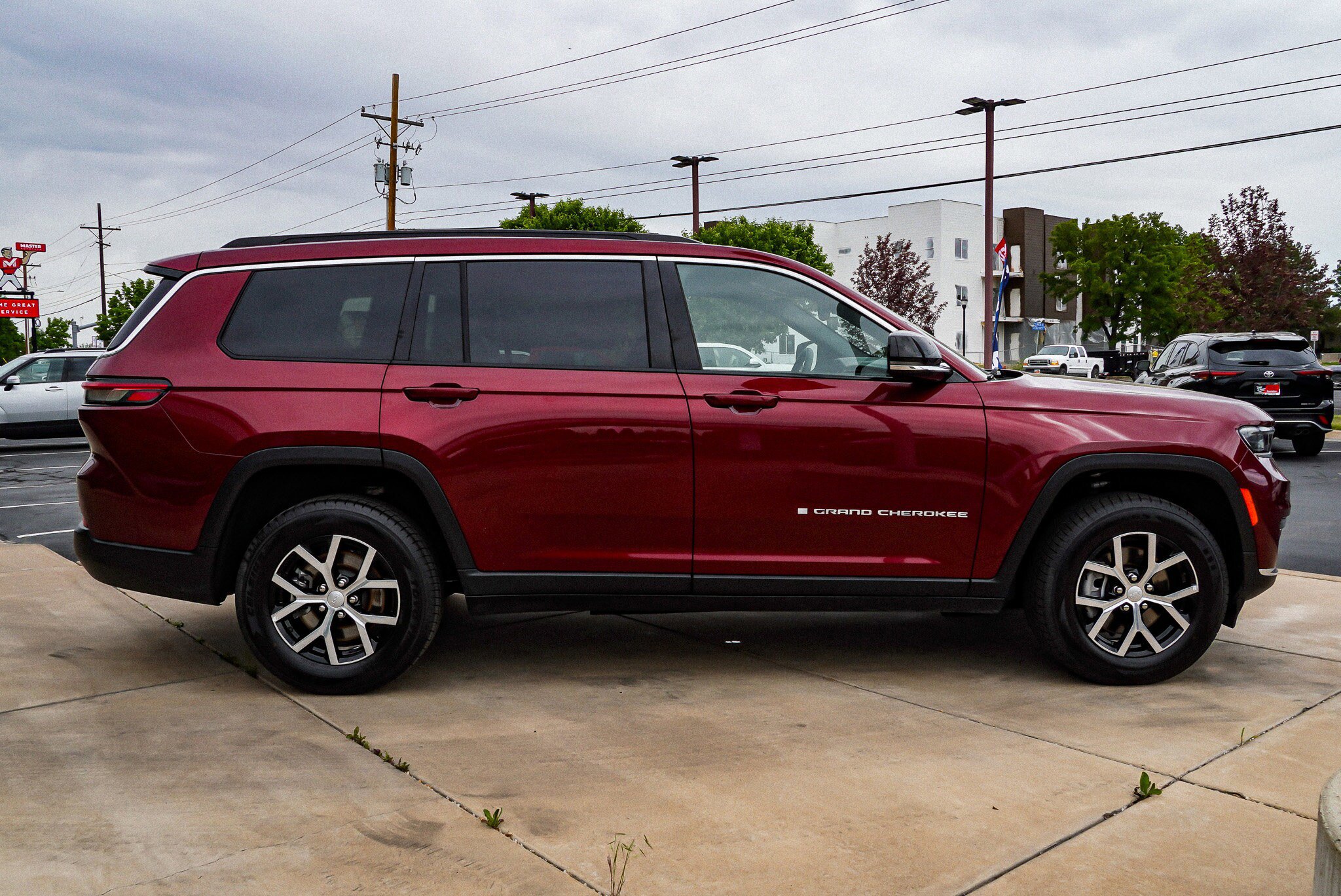 Used 2024 Jeep Grand Cherokee L Limited w/ Trailer Tow Package AWD/4WD image 9