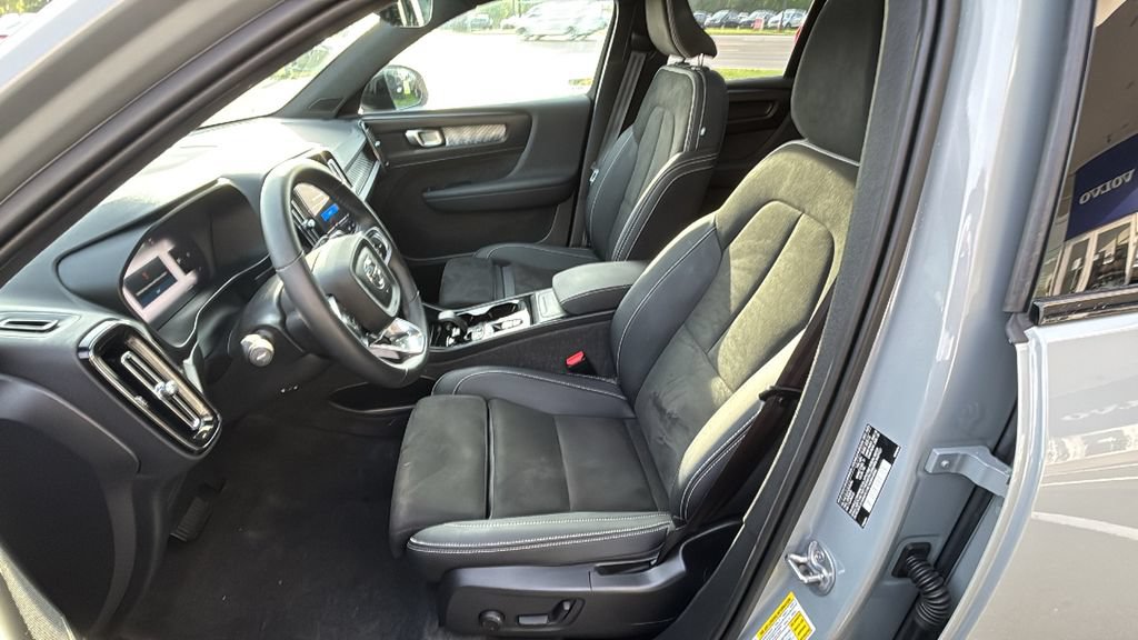 Certified 2025 Volvo XC40 B5 Plus AWD/4WD image 25