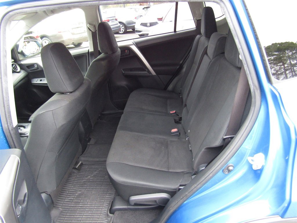 Used 2018 Toyota RAV4 LE w/ All Weather Liner Package AWD/4WD image 19