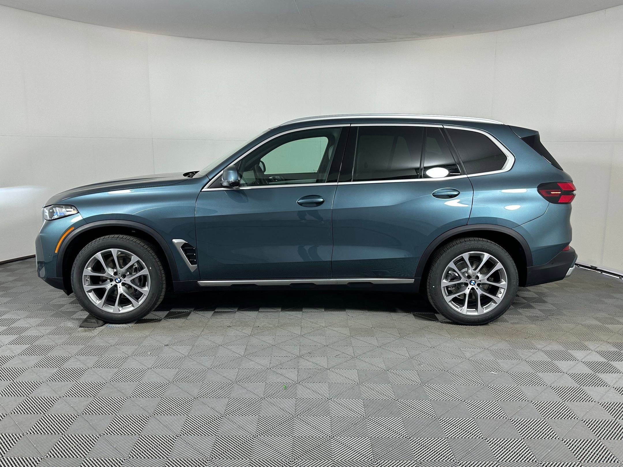 Used 2026 BMW X5 sDrive40i RWD image 2