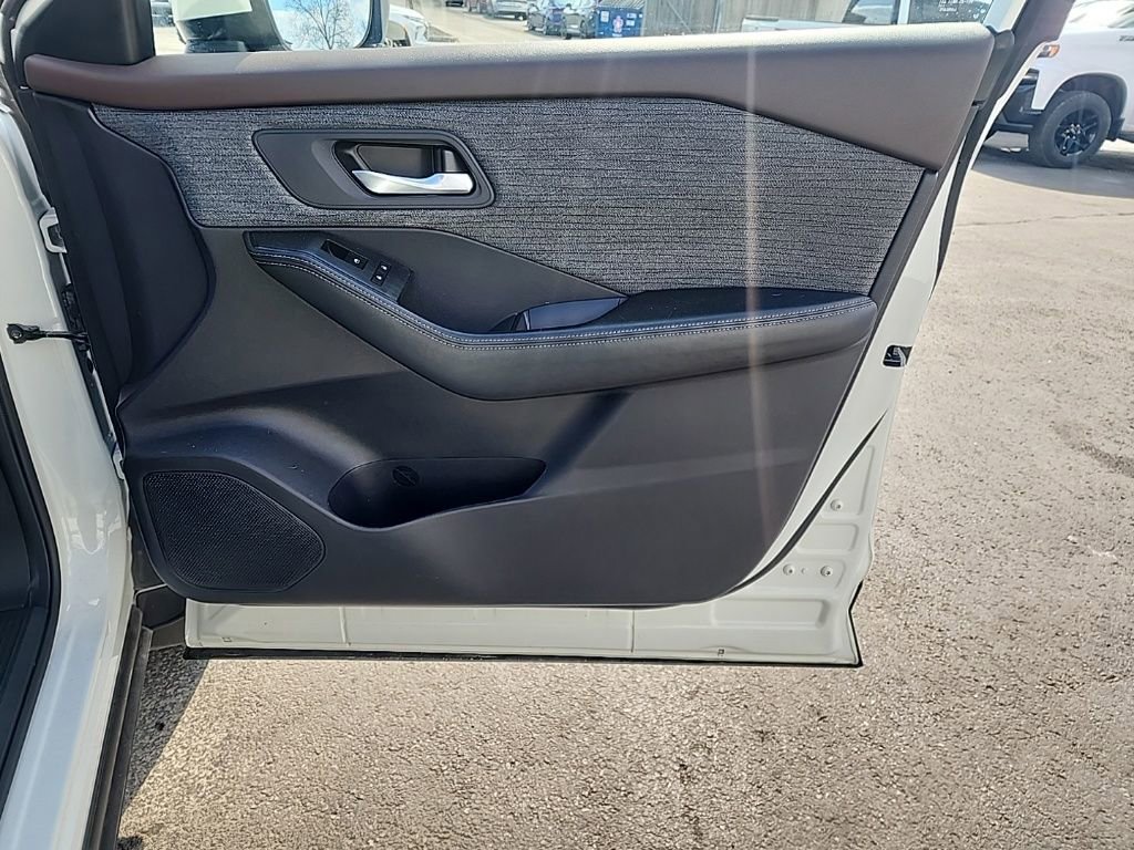 Used 2023 Nissan Rogue SV image 30