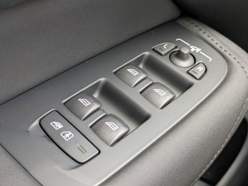 New 2026 Volvo XC60 B5 Core AWD/4WD image 29