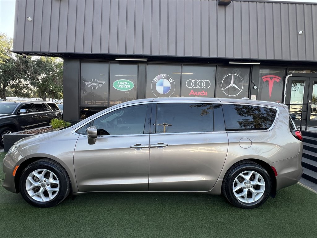Used 2018 Chrysler Pacifica Touring Plus w/ Tire & Wheel Group FWD image 7