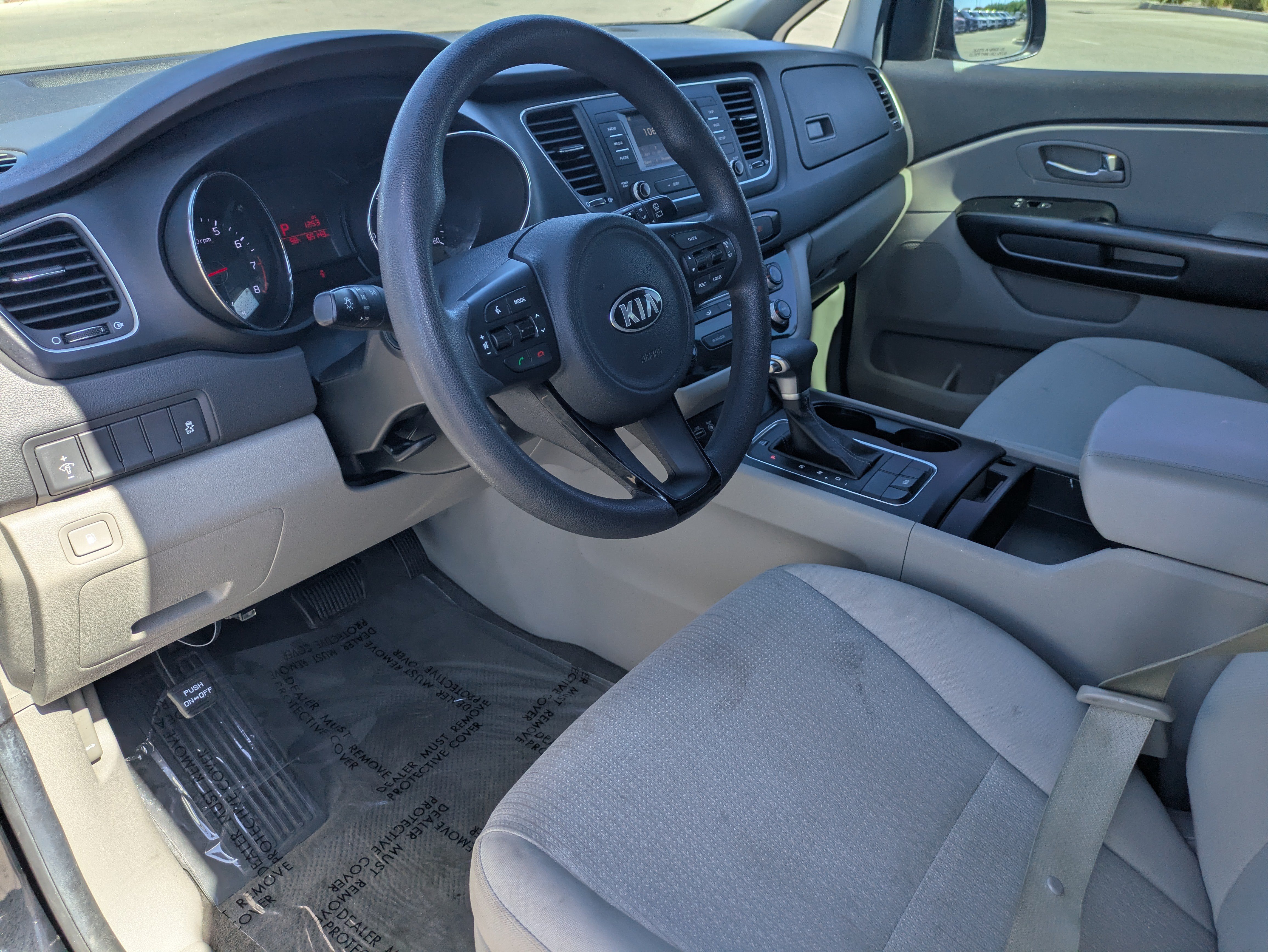 Used 2017 Kia Sedona L FWD image 25